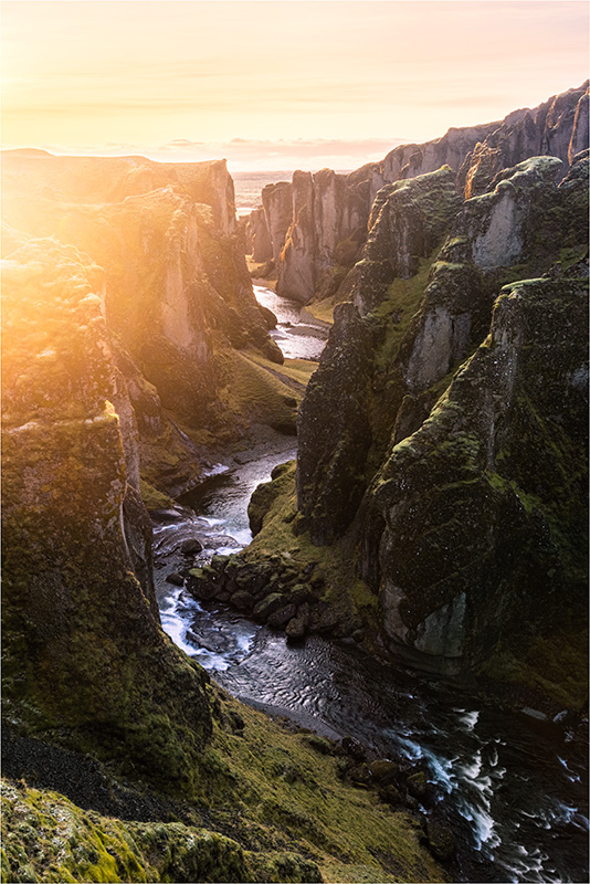 Svítání nad kaňonem Fjaðrárgljúfur