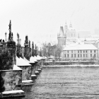 Karlův most pod sněhovou peřinou